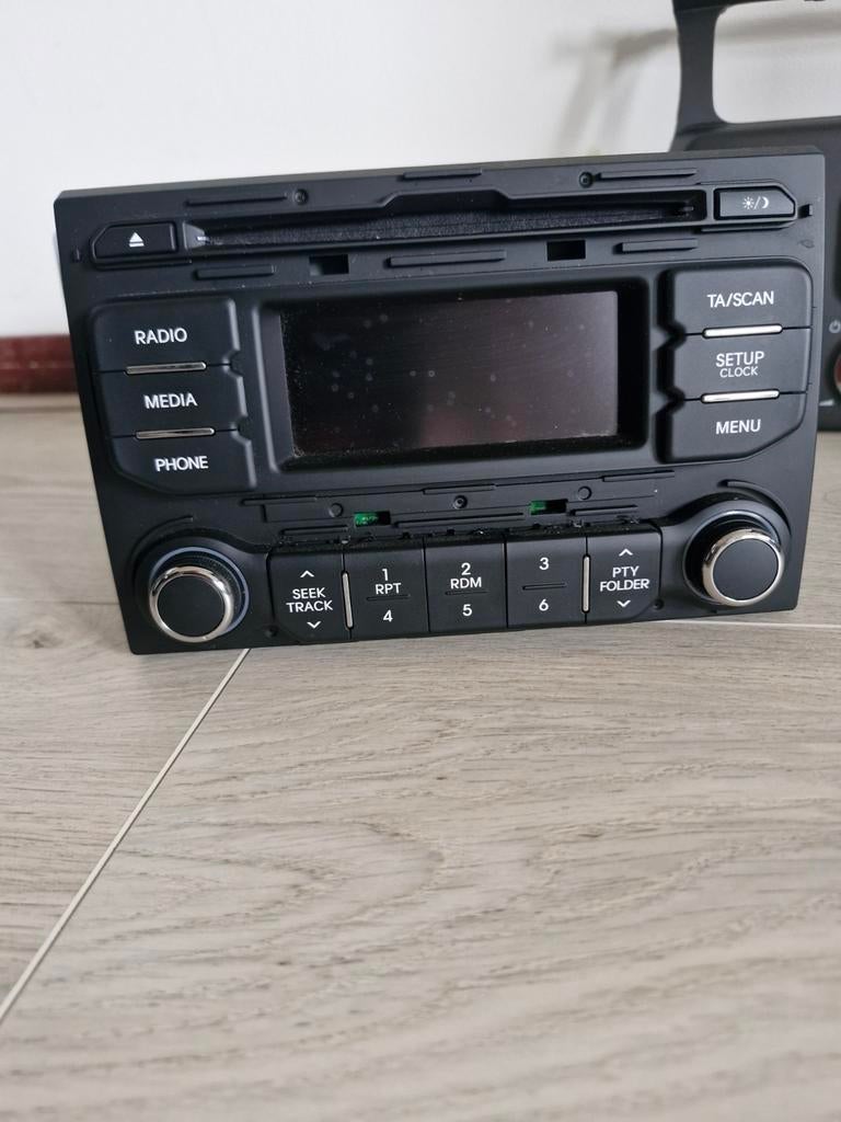 Hyundai R75 autoradio, Ophalen