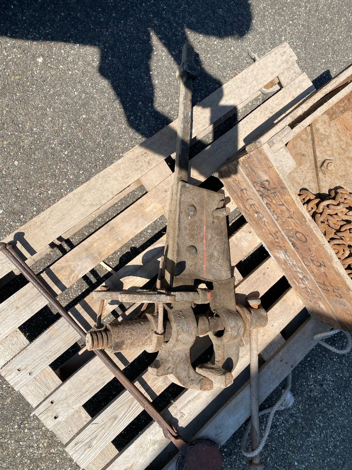 Grote antieke bankschroef - werkend en in goede staat, Doe-het-zelf en Verbouw, Gereedschap | Handgereedschap, Ophalen, Gebruikt