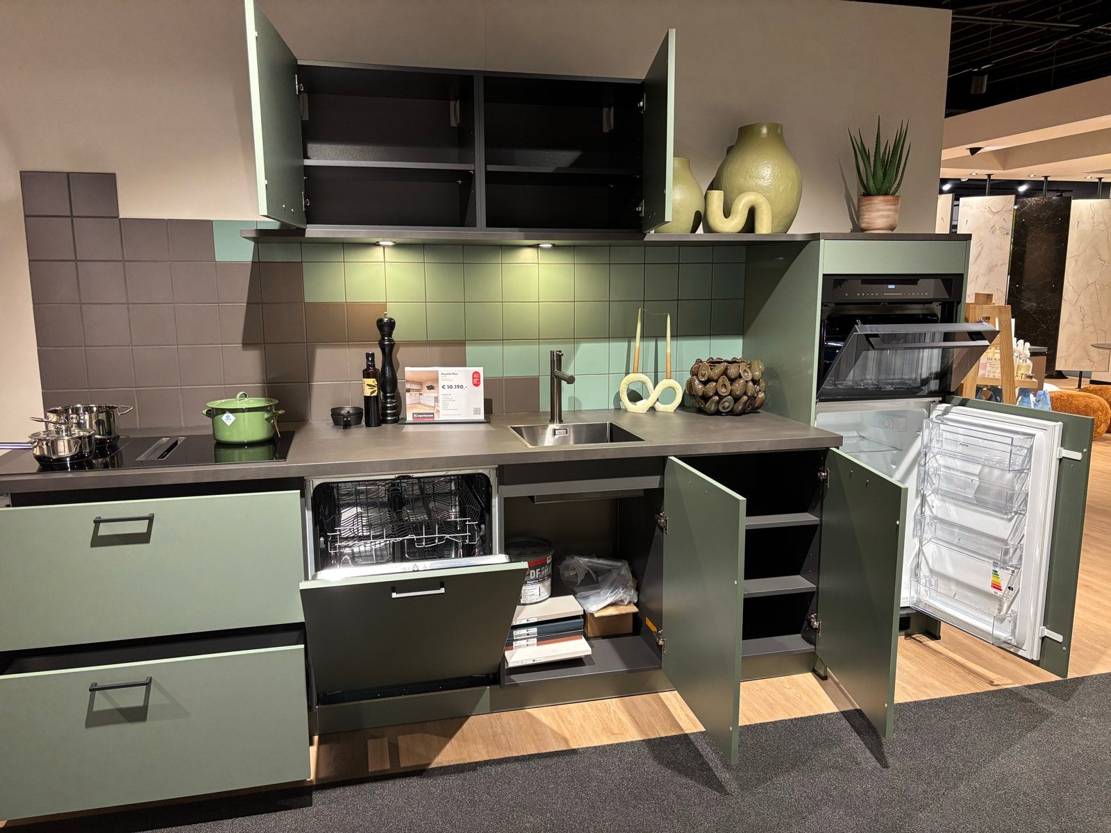 Moderne Groene Keuken met Inbouwapparatuur, Nieuw, Enkelwandige keuken, Ophalen of Verzenden, Greeploos