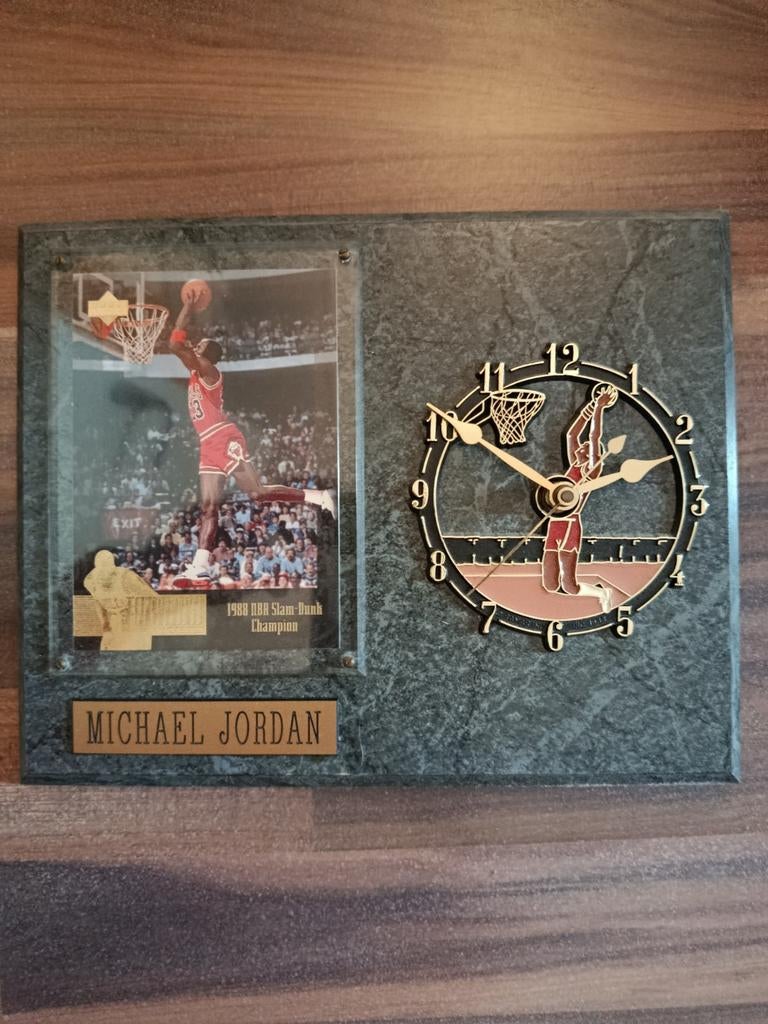 Michael Jordan vintage klok, Ophalen