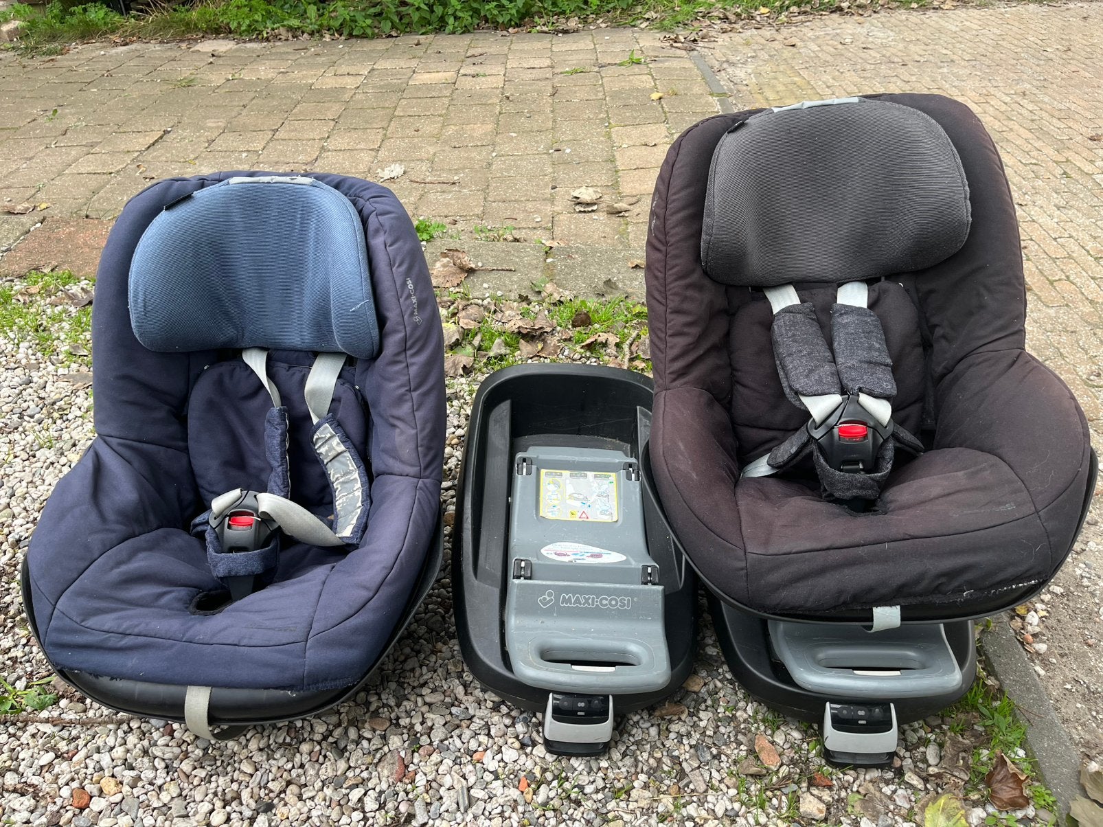 2x maxicosi easyfix autostoelen met onderstel, Ophalen, Autogordel, Afneembare rugleuning, 9 t/m 18 kg