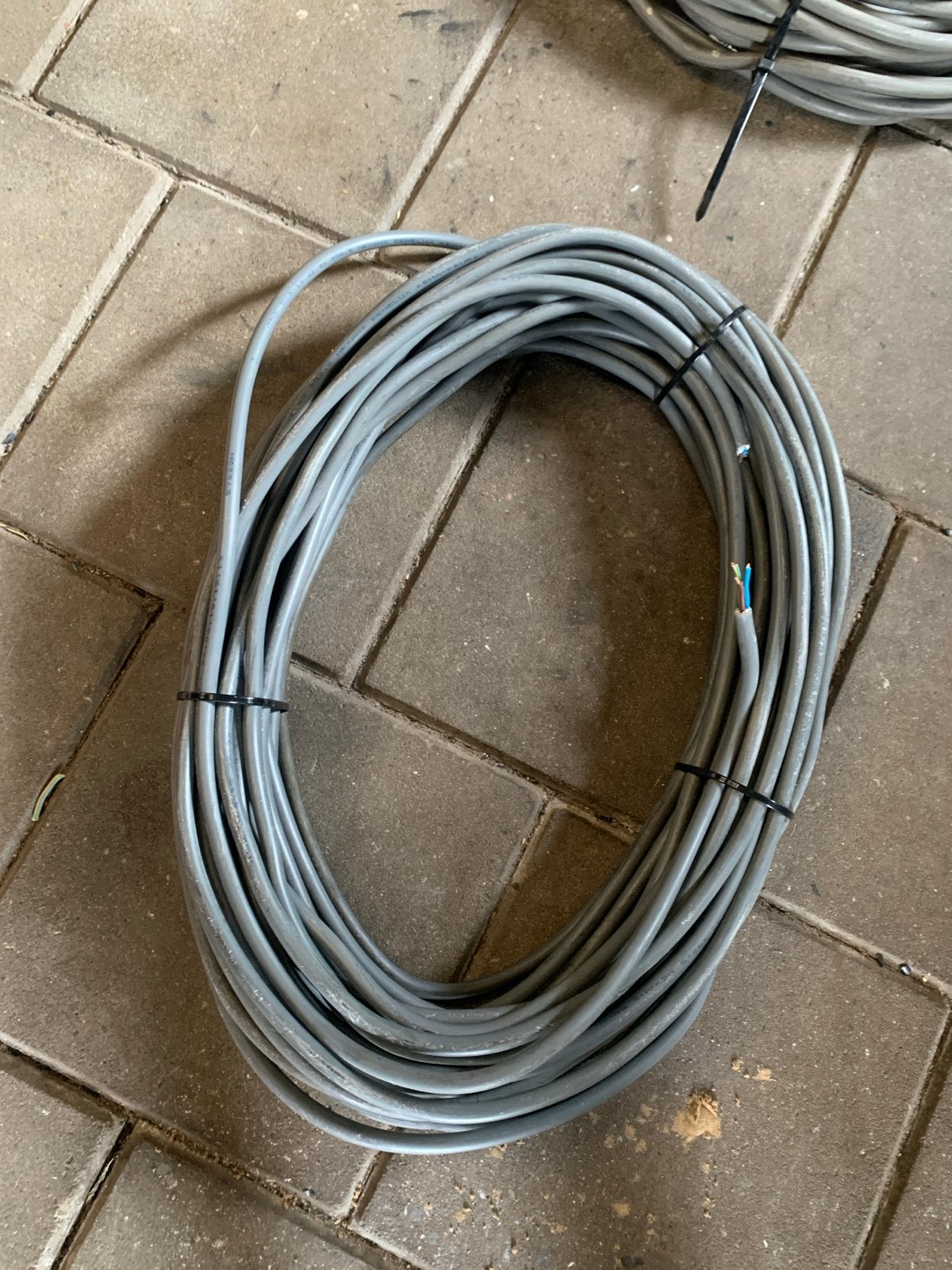 Grijze elektriciteitskabel - 35 meter 3x2,5 draad, Doe-het-zelf en Verbouw, Elektra en Kabels, Ophalen, Gebruikt, Overige merken