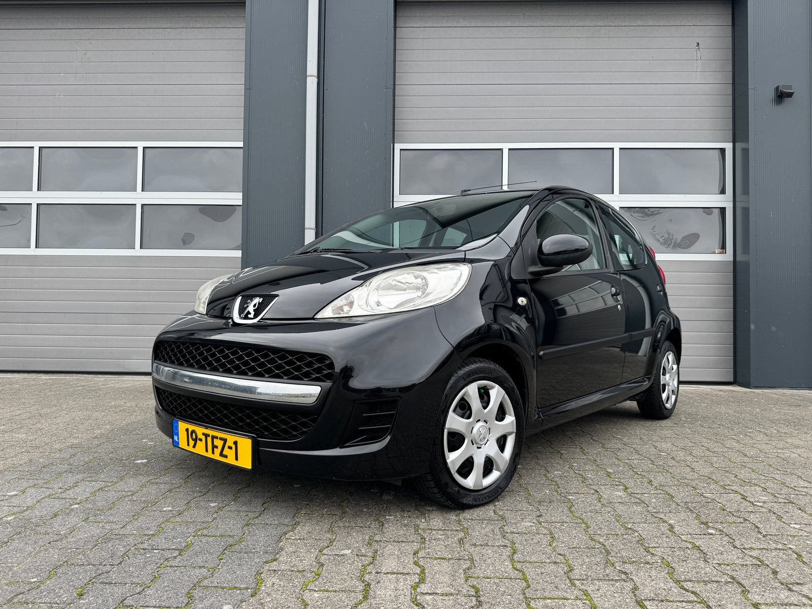 Peugeot 107 1.0 12v XS | 5 deurs | Airco | apk 01/2027, Voorwielaandrijving, Stof, Zwart, Metallic lak