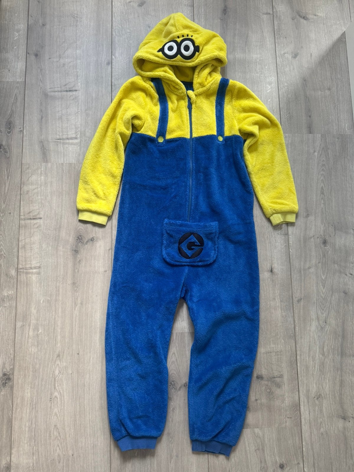 Minion onesie maat 128 geel blauw, Kinderen en Baby's, Ophalen of Verzenden, Gebruikt, Jongen of Meisje, Nacht- of Onderkleding