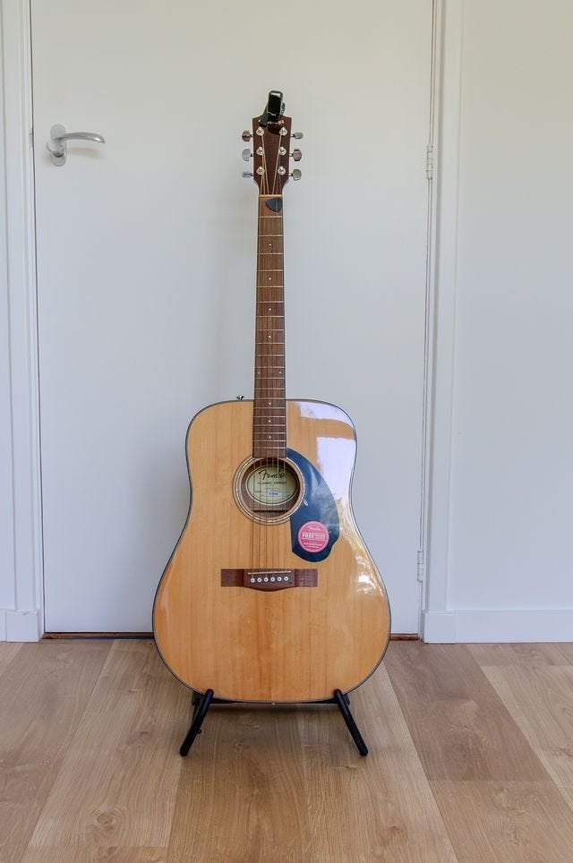 Fender Western gitaar met stemapparaat, standaard en capo, Ophalen, Zo goed als nieuw, Western- of Steelstringgitaar