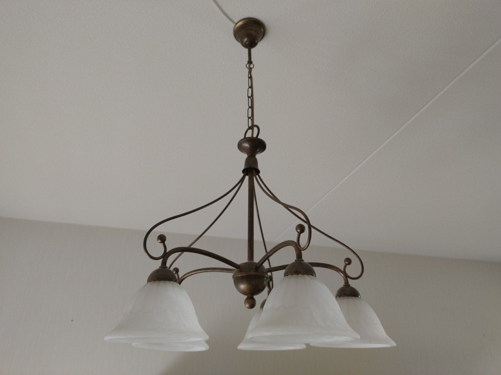 prachtige klassieke hanglamp voorzien van 5 glazen kapjes, Huis en Inrichting, Lampen | Kroonluchters, Ophalen