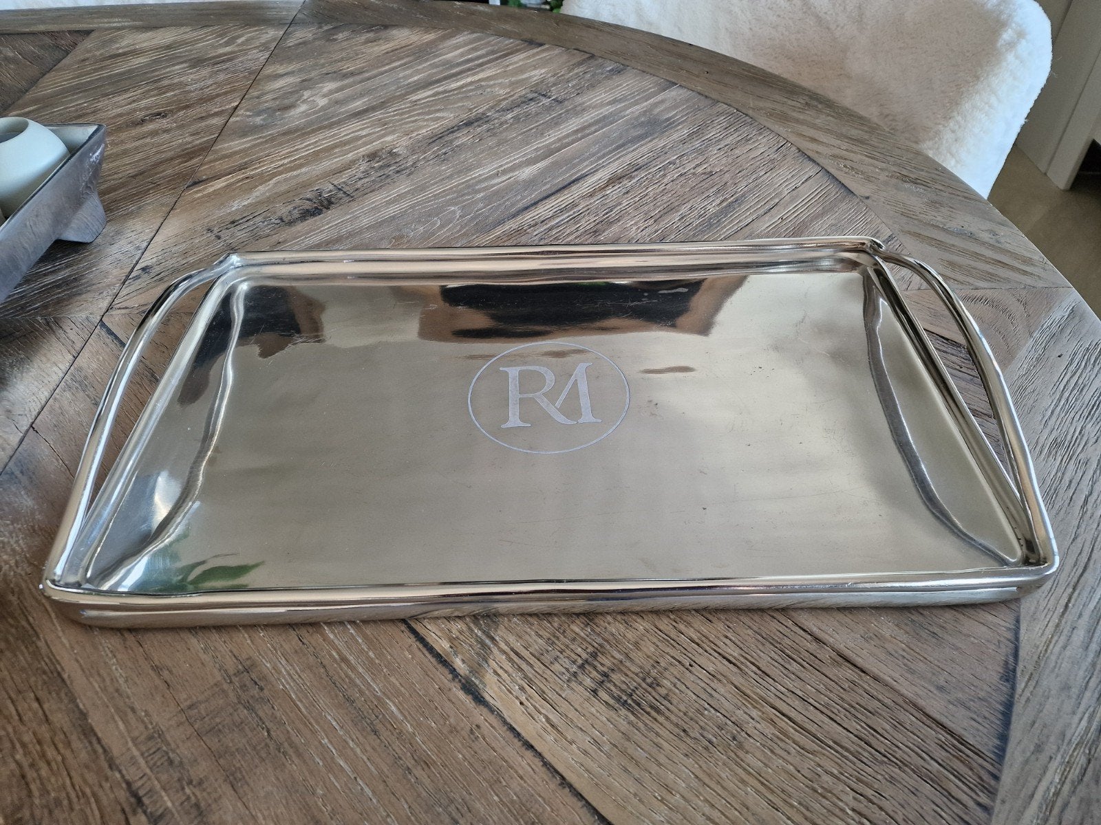 riviera monogram dienblad aluminium, verzilverd.., Huis en Inrichting, Woonaccessoires | Dienbladen, Ophalen of Verzenden, Zo goed als nieuw