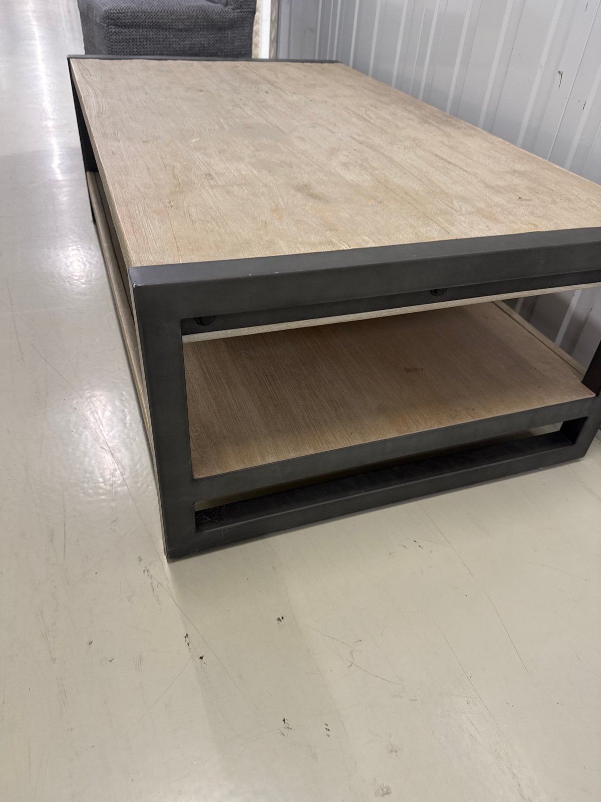 Salontafel met houten blad en metalen frame, Ophalen, Gebruikt, 100 tot 150 cm, 50 tot 100 cm