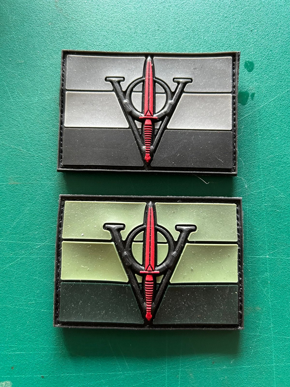 2x PVC badge Korps Commandotroepen 105 COY, Ophalen of Verzenden, Landmacht, Nederland, Embleem of Badge