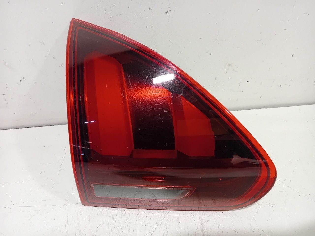 Achterlicht kofferdeksel achterklep links Peugeot 2008, Onderdelen@venauto.nl, Van der Ven Autorecycling B.V., Gebruikt, Ettenseweg 76, 4706 PB Roosendaal, The Netherlands