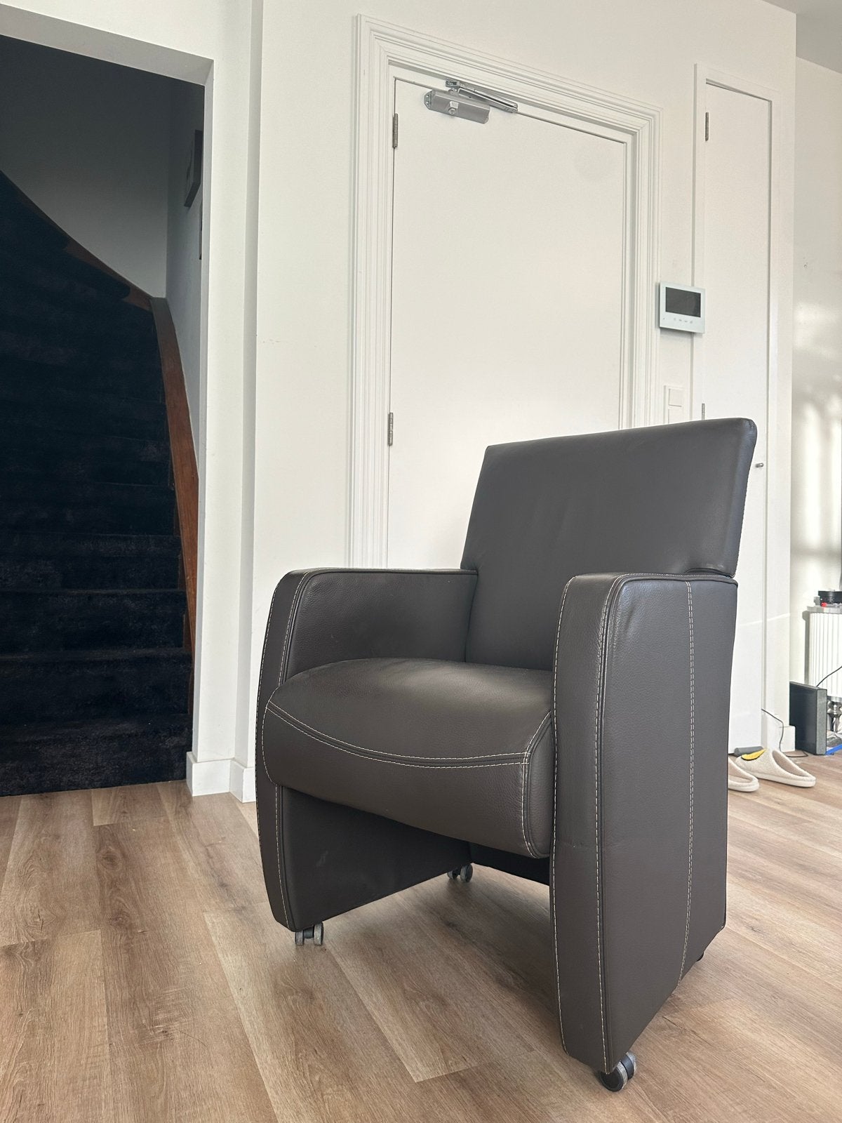 Comfortabele donkerbruine leren fauteuil op wieltjes, Ophalen, Zo goed als nieuw, 50 tot 75 cm, Leer