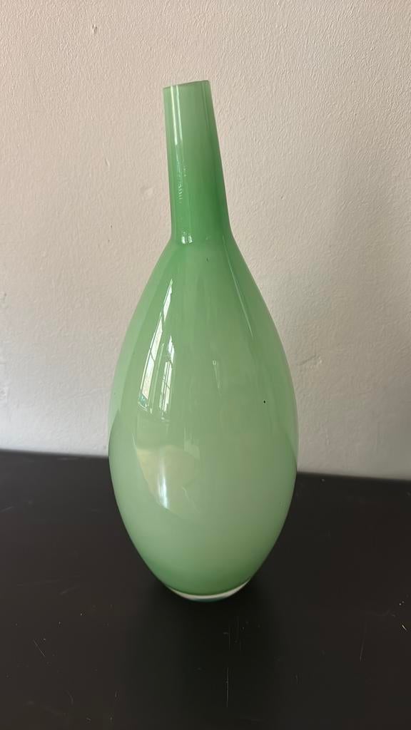 Hysteria Art. Tweekleurige vaas. Onbeschadigd, Huis en Inrichting, Wit, Ophalen of Verzenden, Minder dan 50 cm, Glas