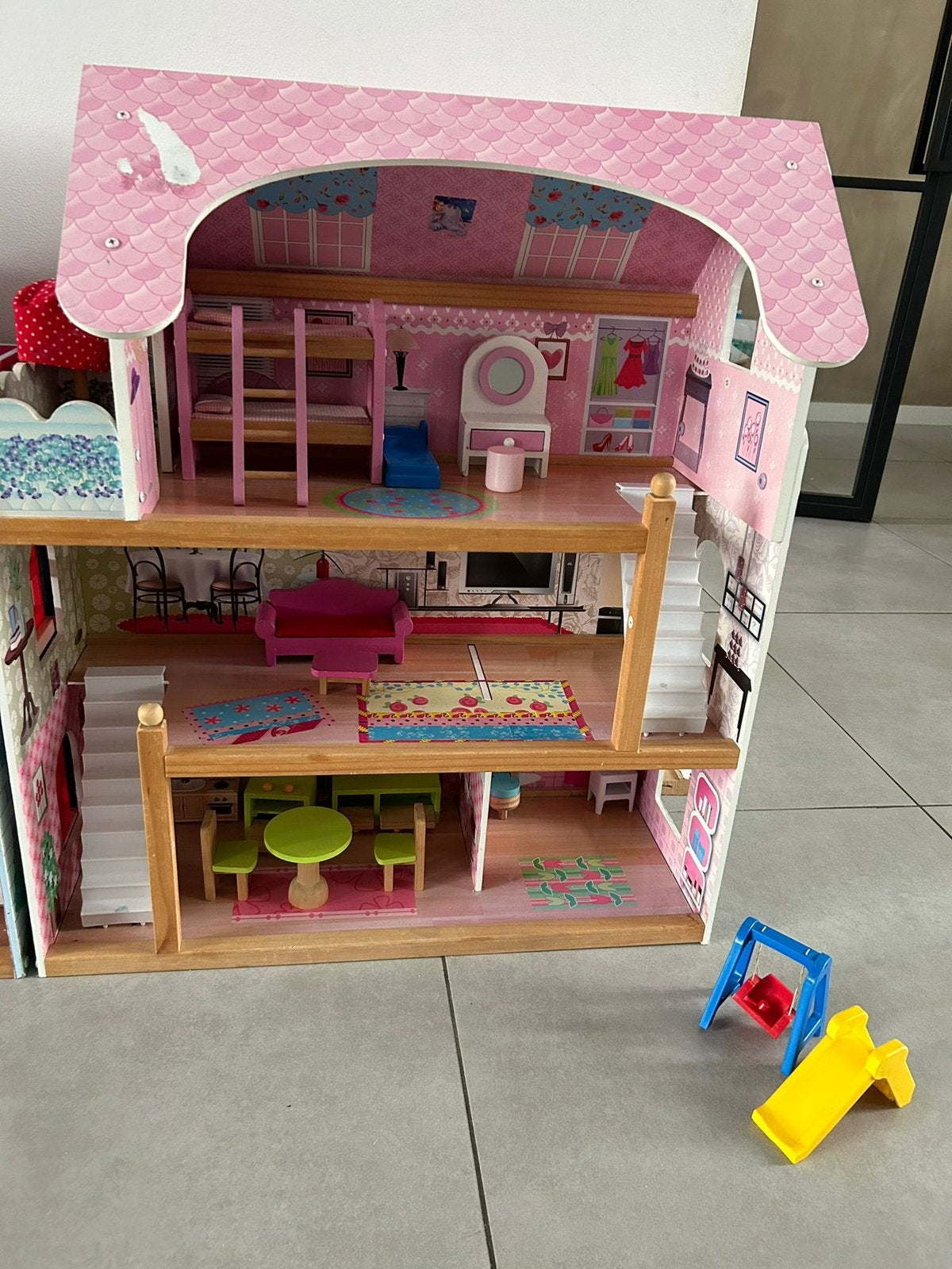 Poppenhuisje met inboedel, Ophalen, Zo goed als nieuw, Poppenhuis