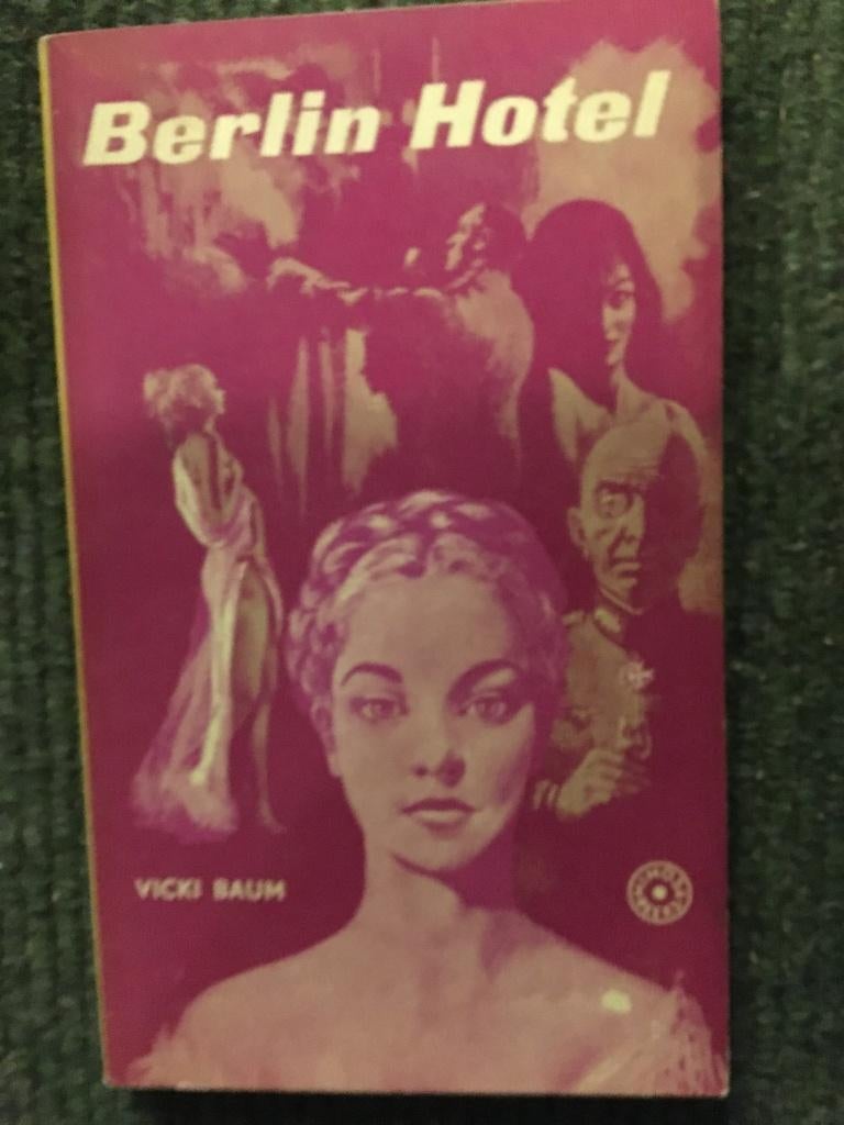 Hotel Berlin; door Vicki Baum, Boeken, Romans, Gelezen, Ophalen of Verzenden, Vicki Baum, Amerika
