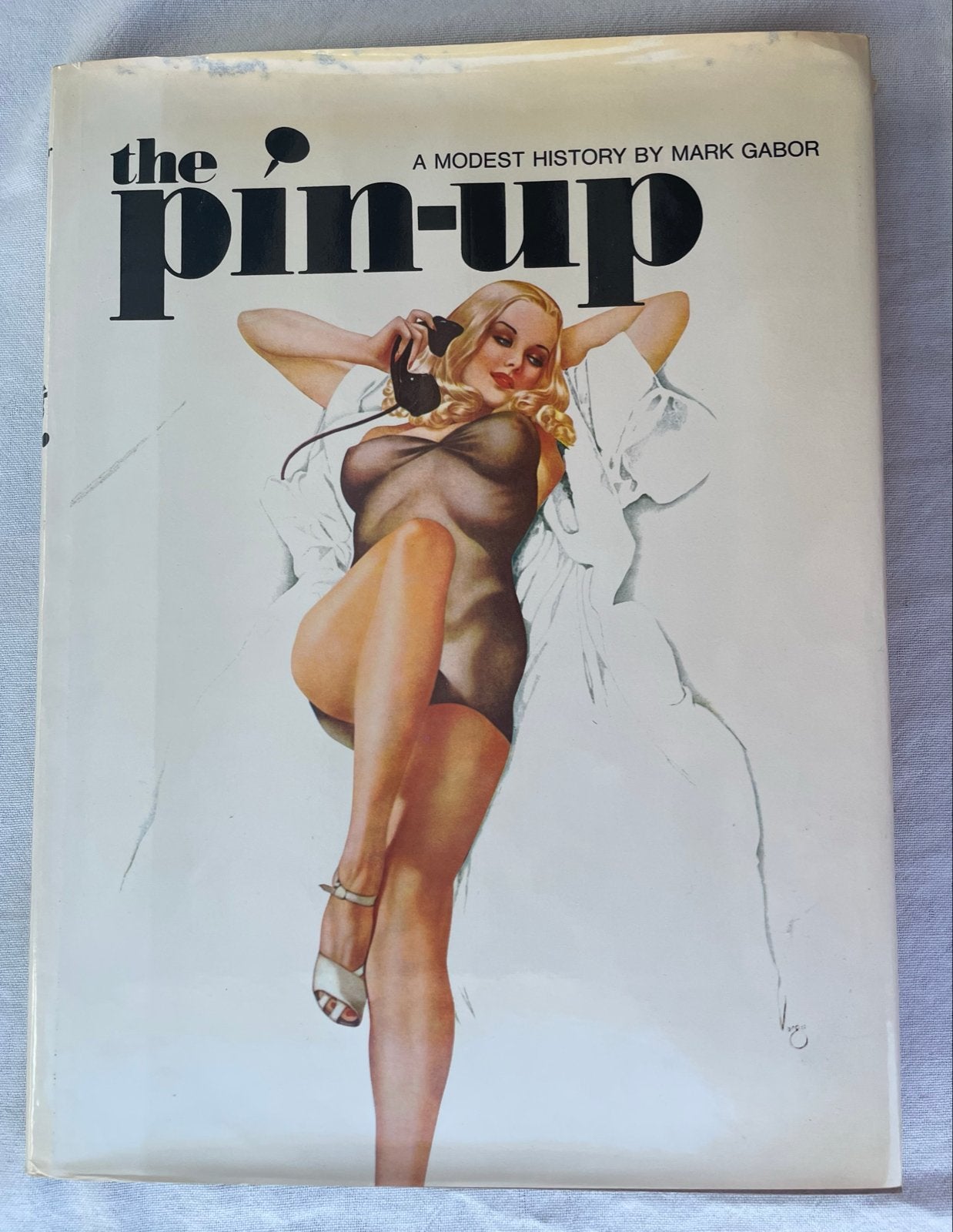 The Pin-Up: A Modest History - Mark Gabor (1972), Boeken, Ophalen of Verzenden, Gelezen, Fotografie algemeen