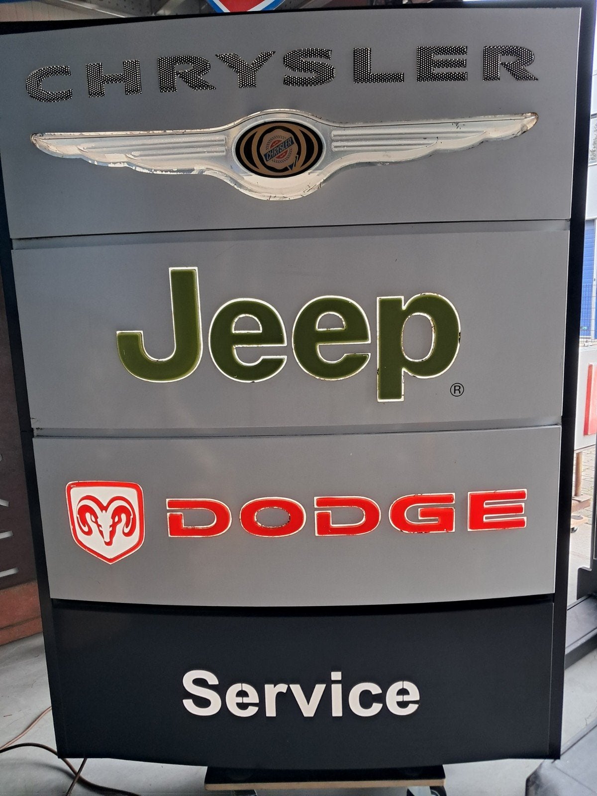 Foto 2 van Oude Lichtreclame Dodge Jeep Chrysler dealer 172cm werkt