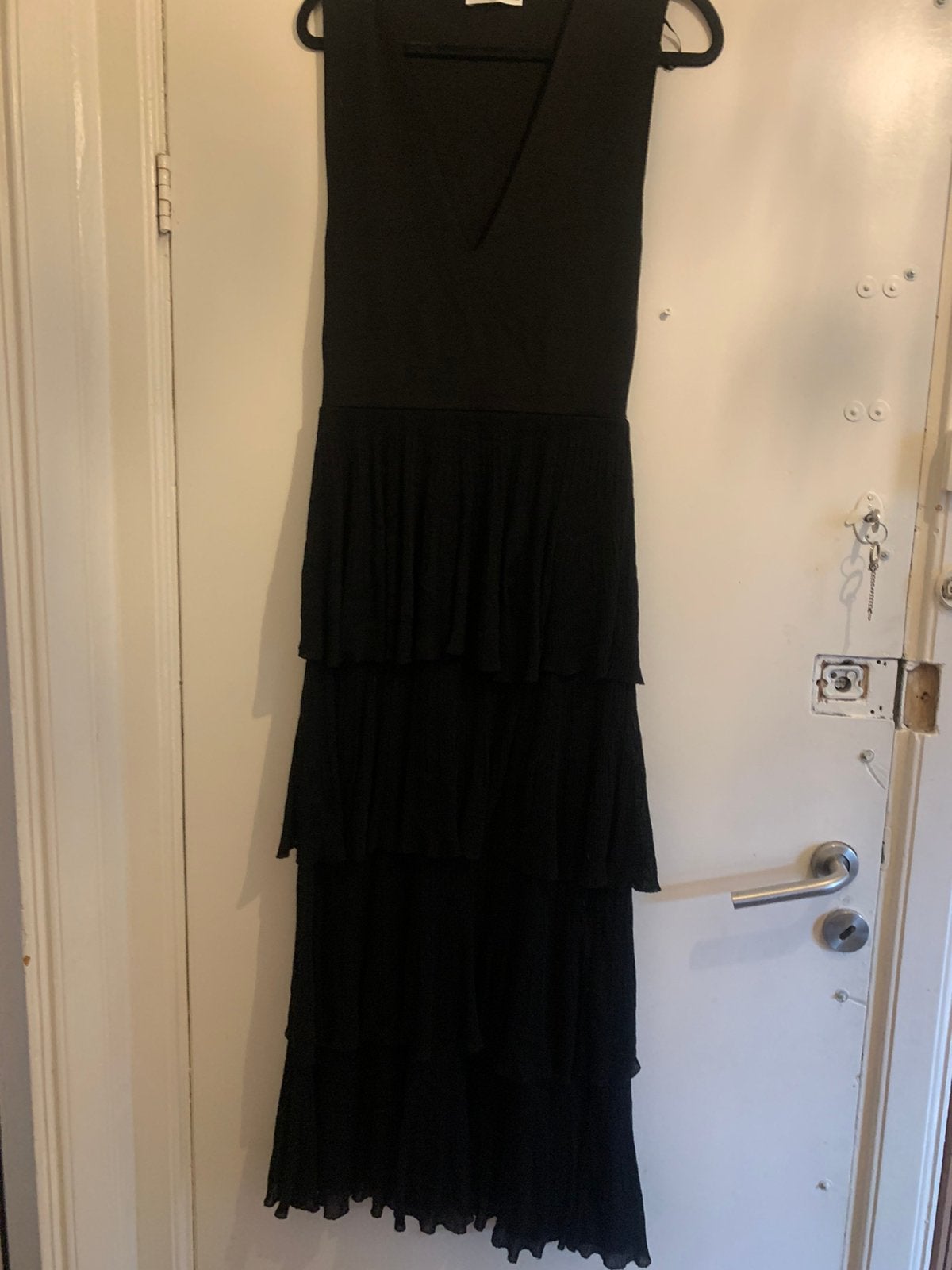 Zara zwarte maxi jurk met geplooide rok, maat M, Maat 38/40 (M), Zwart, Ophalen of Verzenden, Gedragen