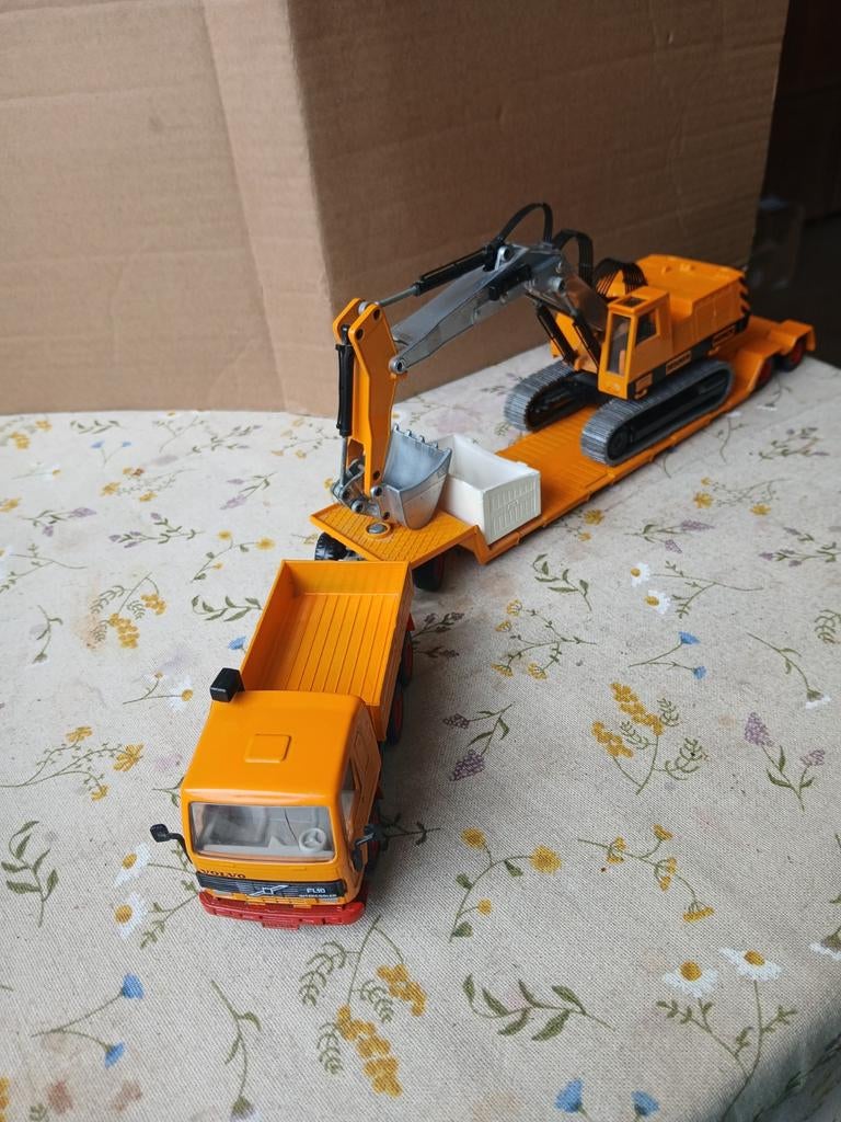 Volvo FL10 met dieplader en Menck graafmachine.  Siku, Ophalen of Verzenden, Gebruikt, Bus of Vrachtwagen