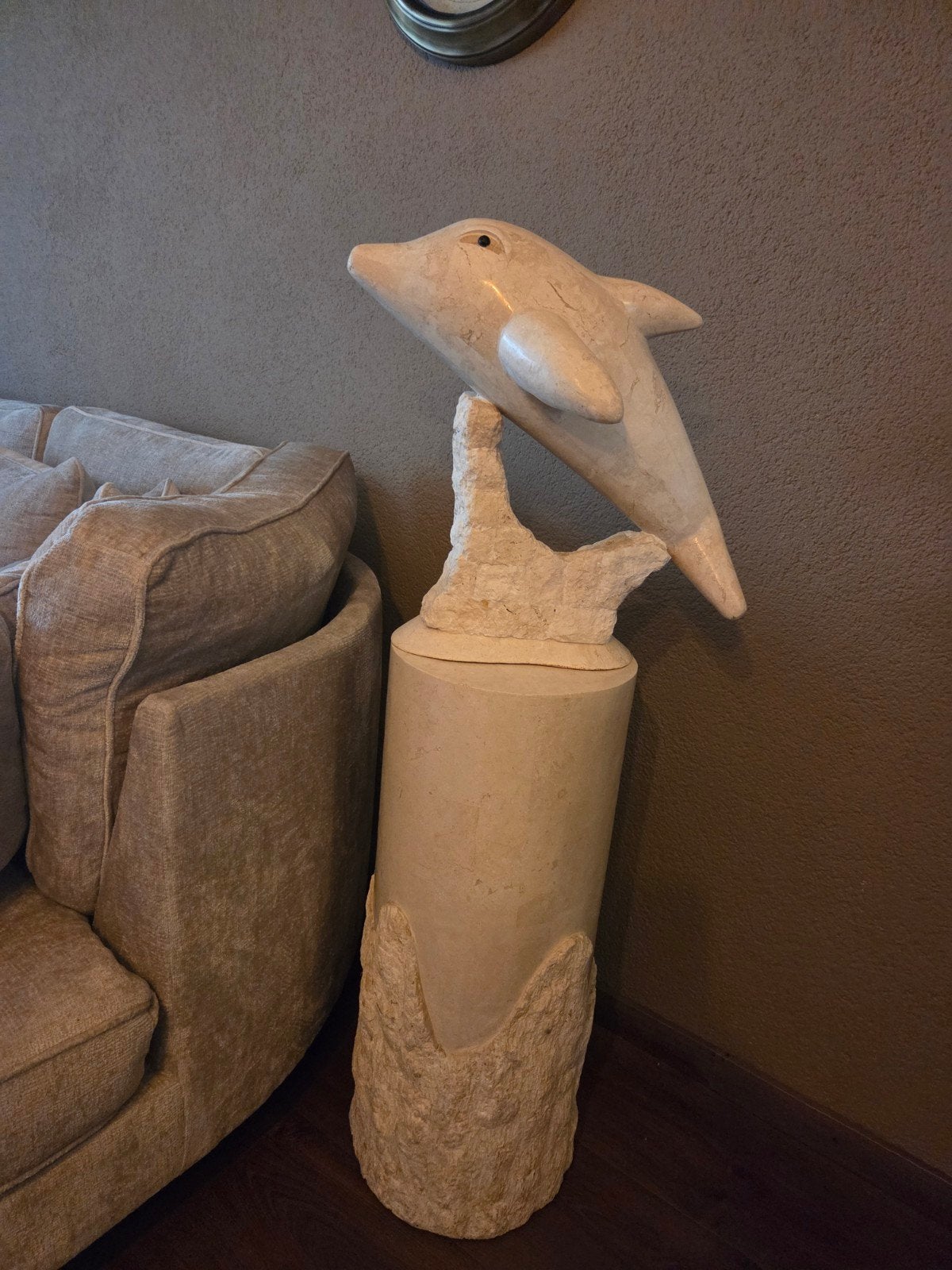 Dolfijn sculptuur van steen op sokkel van manhattan meubels, Ophalen