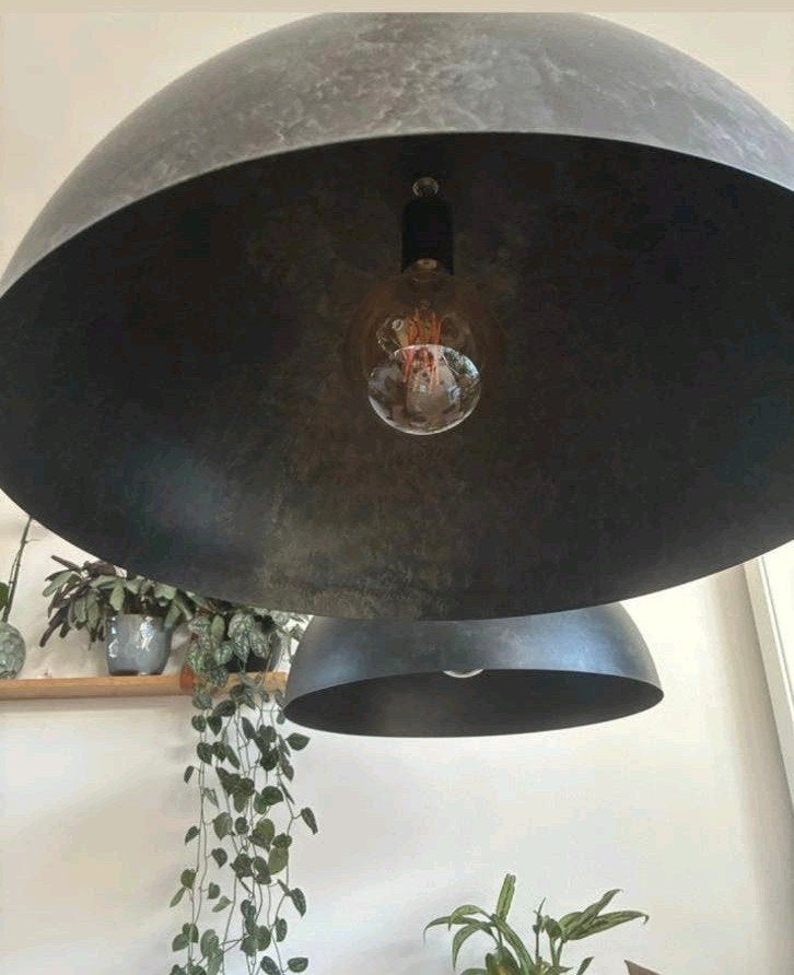 Stijlvolle Hanglamp met Zwarte Koepelkappen en Houten Balk, 50 tot 75 cm, Zo goed als nieuw, Hout, Modern, Eigentijds