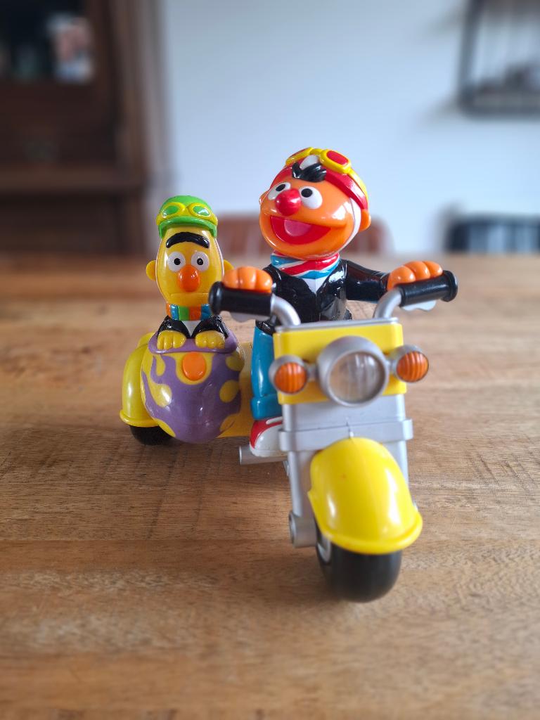 Bert en Ernie speelgoed motor, Verzenden