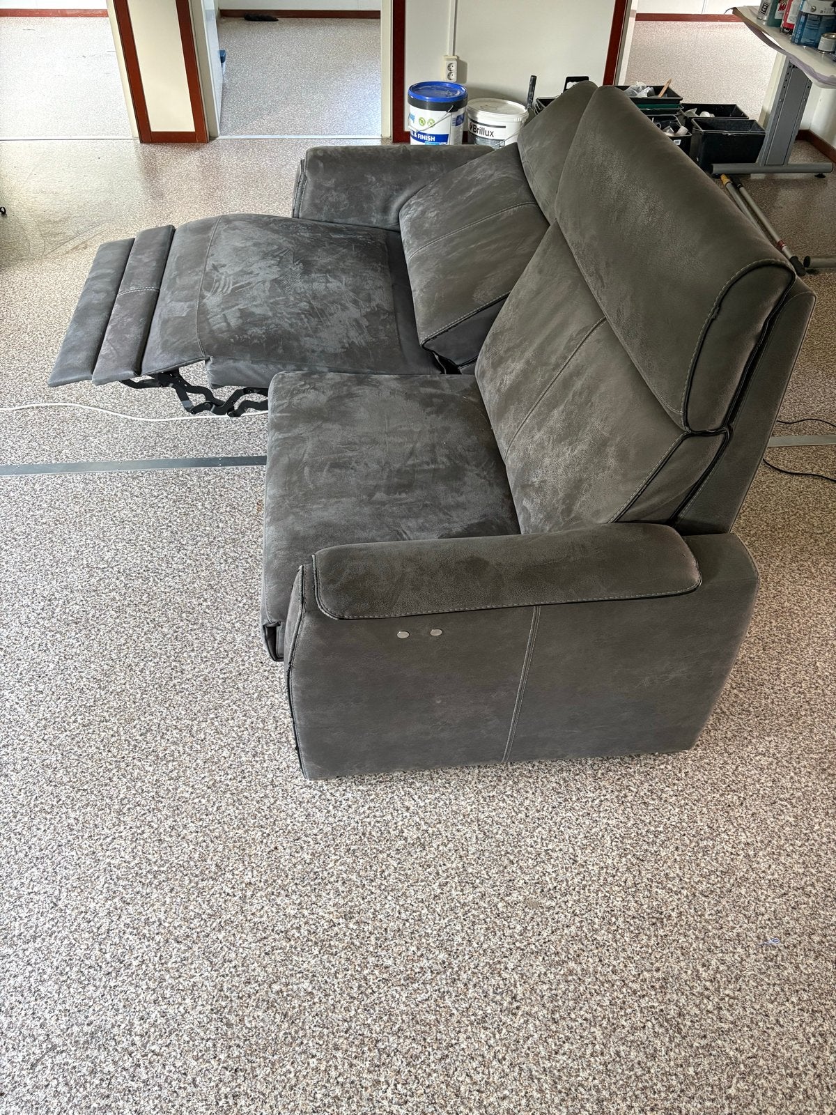 Grijze tweepersoonsbank met relaxfunctie, Gebruikt, 150 tot 200 cm, Tweepersoons, 75 tot 100 cm