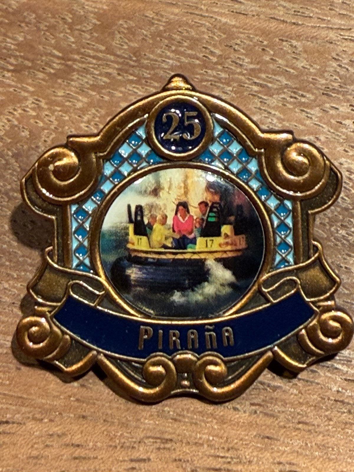 Efteling jubileum pin Piranha 25 jaar, Verzamelen, Efteling, Ophalen of Verzenden, Zo goed als nieuw