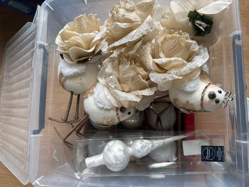 Doos kerstspullen beige / wit, Diversen, Kerst, Ophalen, Zo goed als nieuw