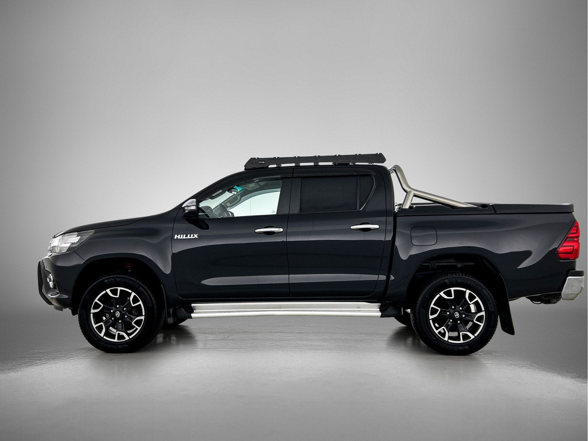 Toyota Hilux 2.4 D-4D-F Double Cab Professional | BTW te ver, Auto's, Automaat, Gebruikt, 4 cilinders, Zwart