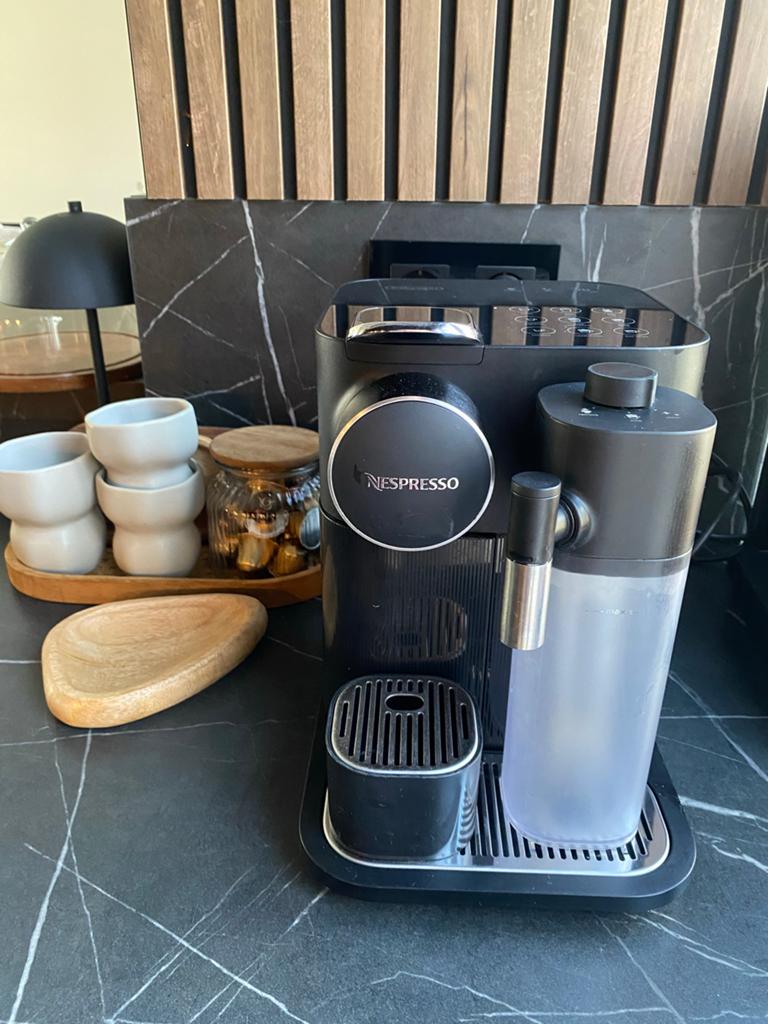 Nespresso De'Longhi Gran Lattissima EN650B Koffiemachine, Koffiemachine, Ophalen of Verzenden, Zo goed als nieuw, 2 tot 4 kopjes