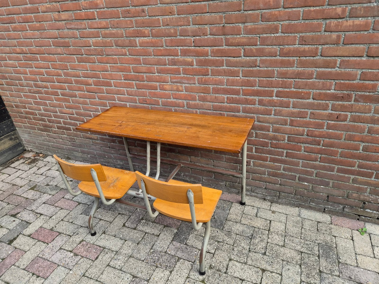 Vintage schoolbank met twee stoelen., Ophalen
