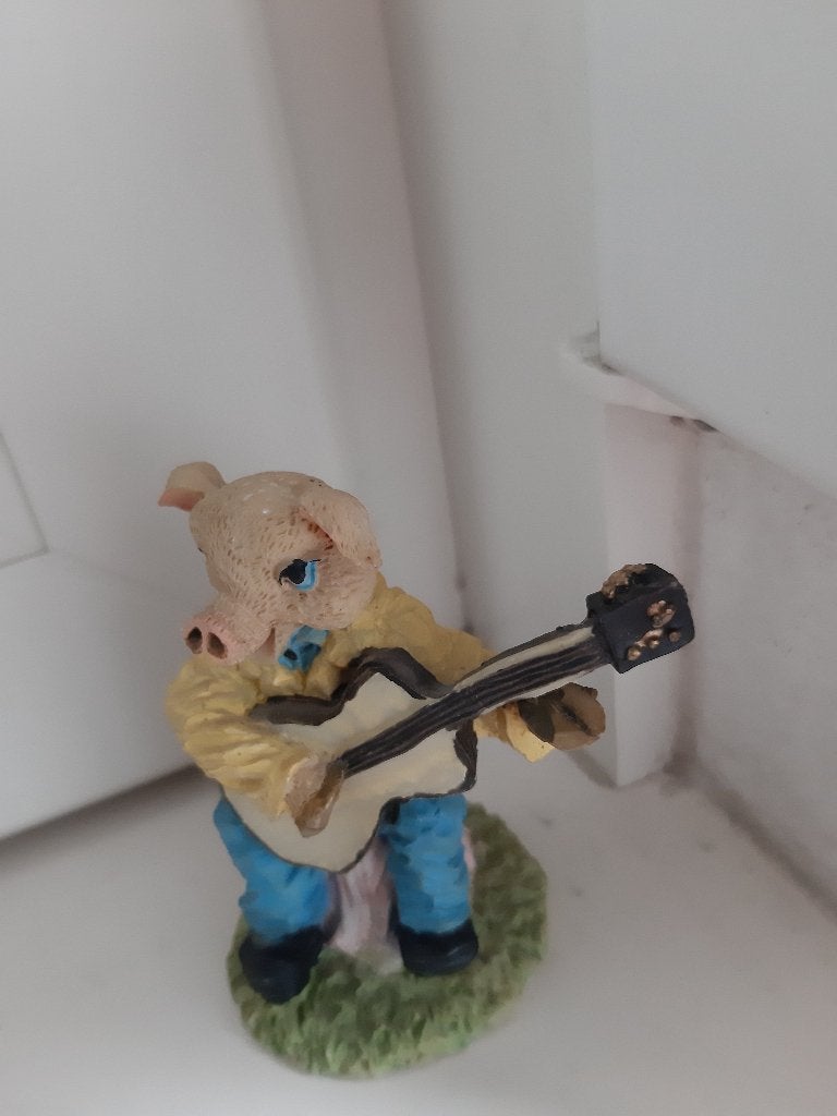 Polystone varkentje met gitaar., Ophalen of Verzenden, Zo goed als nieuw, Dier