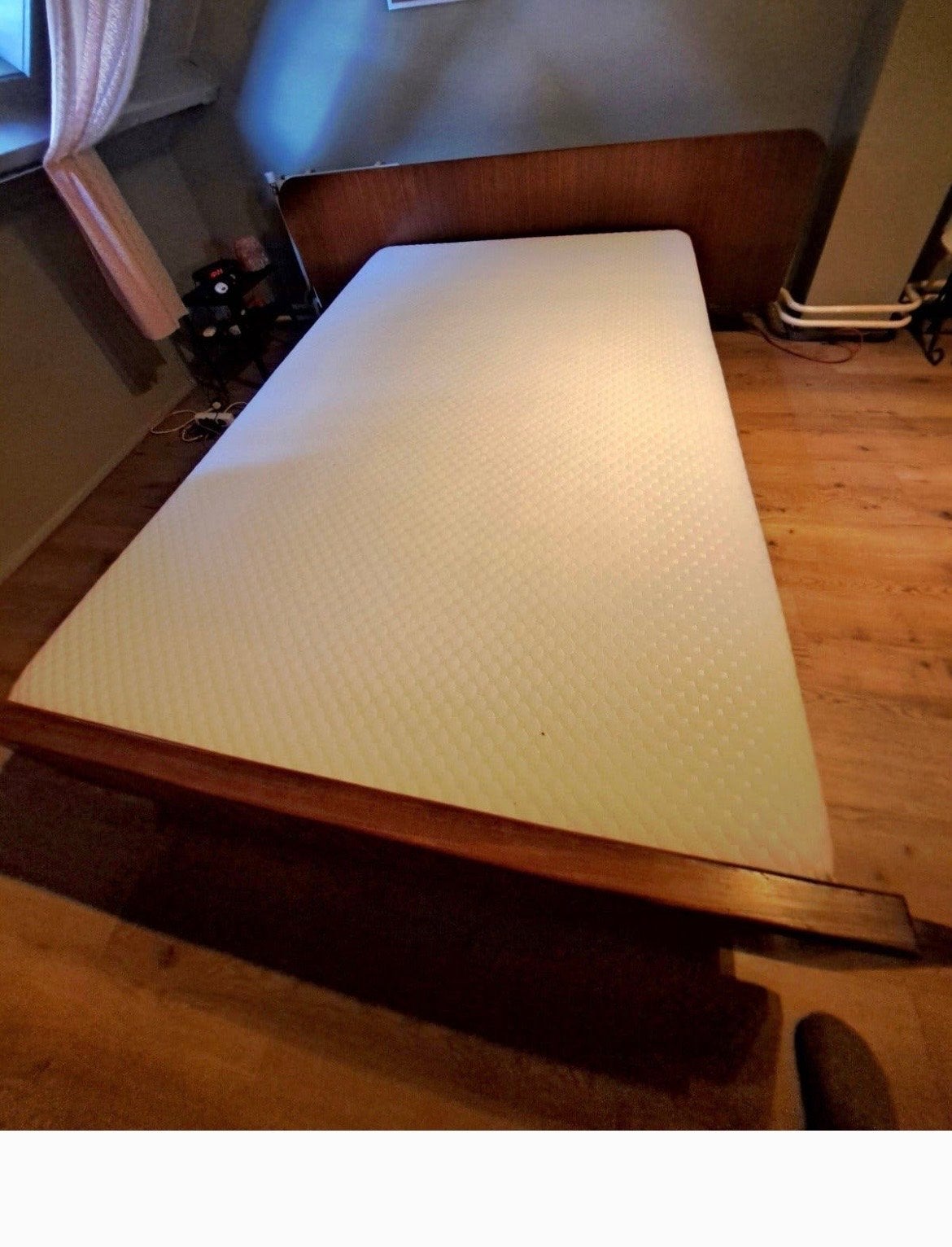Tweepersoonsbed met houten frame en hoofdeinde, Gebruikt, Bruin, Tweepersoons, 200 cm