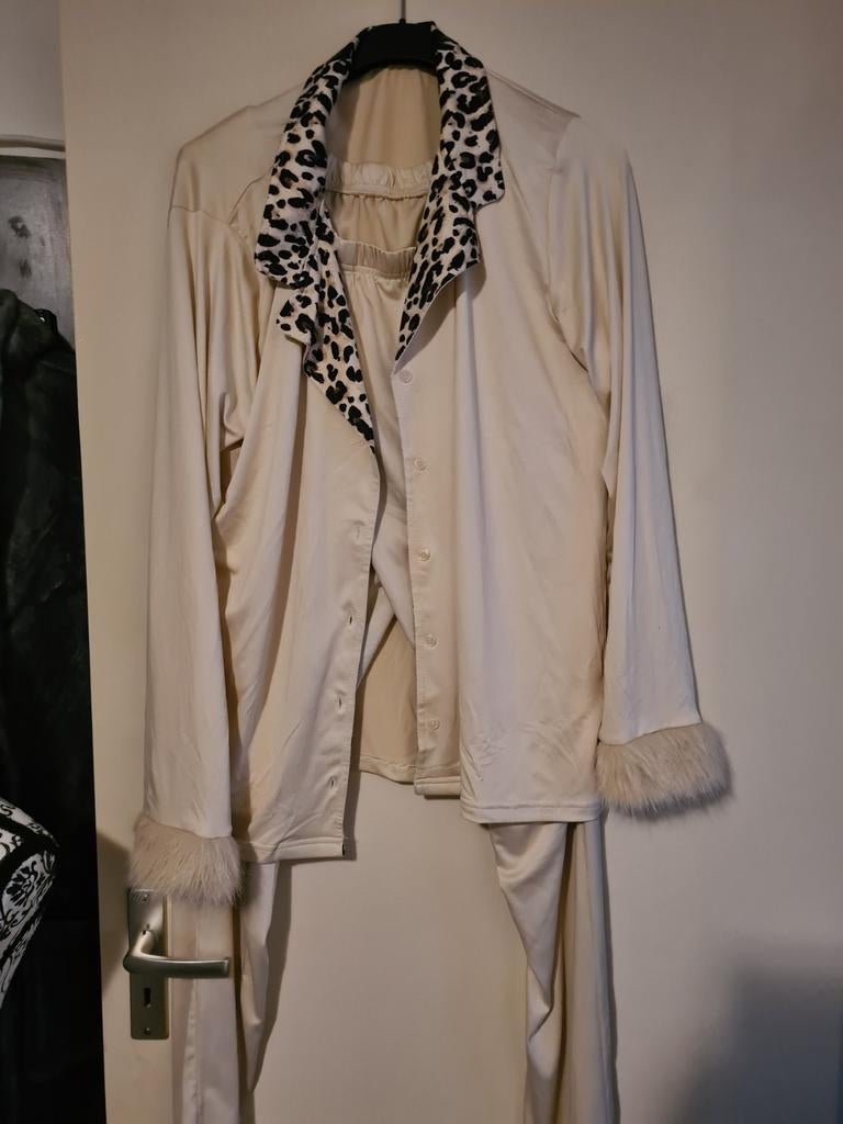 Luxe satijnen pyjama met luipaardprint en bontdetails, Onbekend, Ophalen of Verzenden, Zo goed als nieuw, Maat 38/40 (M)