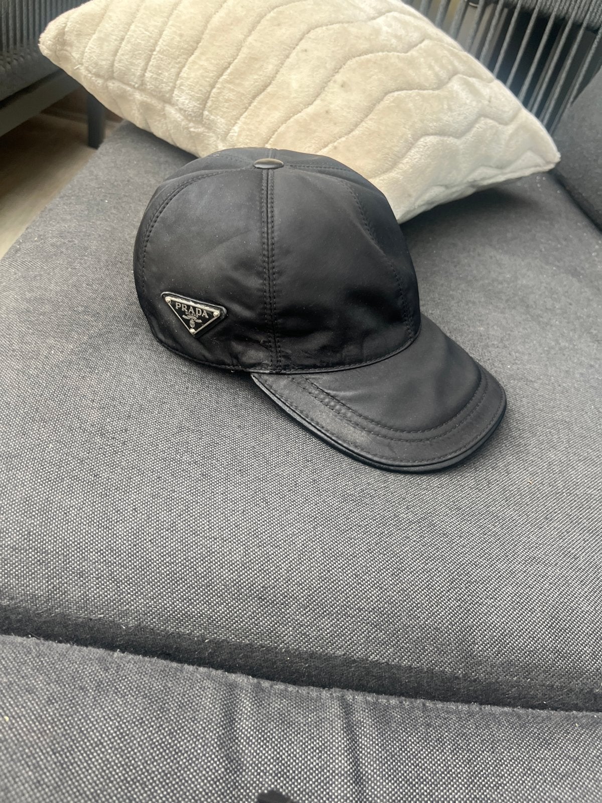 Prada pet - Zwart - Zo goed als nieuw/ gebruikt, Kleding | Dames, Ophalen of Verzenden, Zo goed als nieuw, One size fits all, Pet