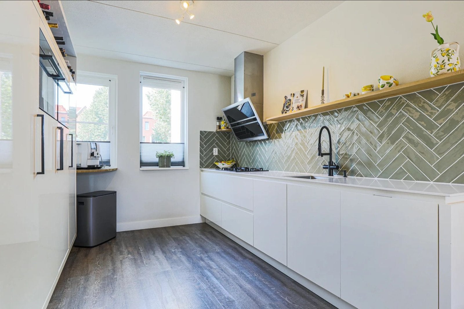 Moderne witte keuken met inbouwapparatuur, Wit, Dubbelwandige keuken, Ophalen of Verzenden, Zo goed als nieuw