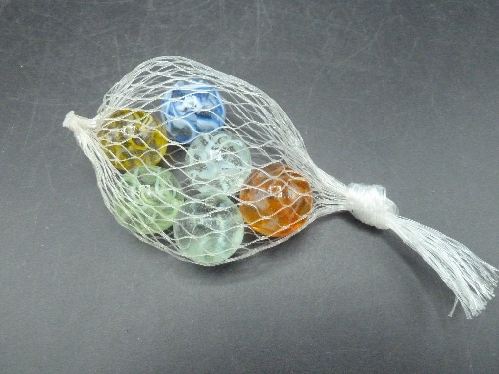 Vintage netje met 6 wirepull glas knikkers Veiligglas, Antiek en Kunst, Antiek | Speelgoed, Ophalen of Verzenden