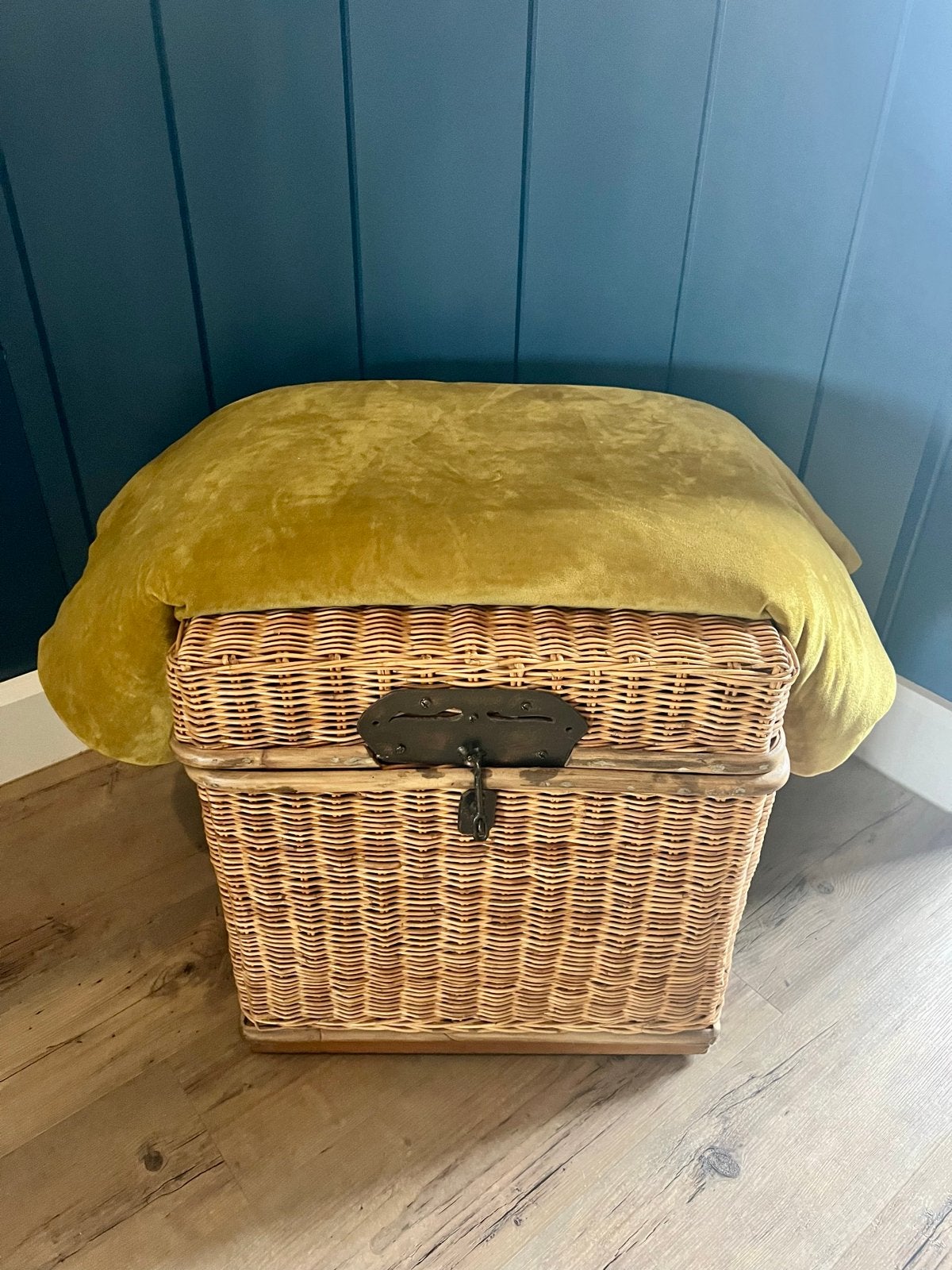 Vintage rieten bakkersmand met fluwelen plaid, Ophalen, Gebruikt, 50 tot 100 cm, 50 tot 75 cm