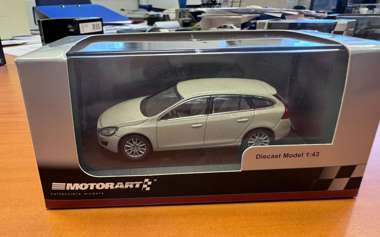 Motorart Volvo V60 Cosmic White Metallic 2010 1:43, Ophalen of Verzenden, Zo goed als nieuw, Auto, Overige merken