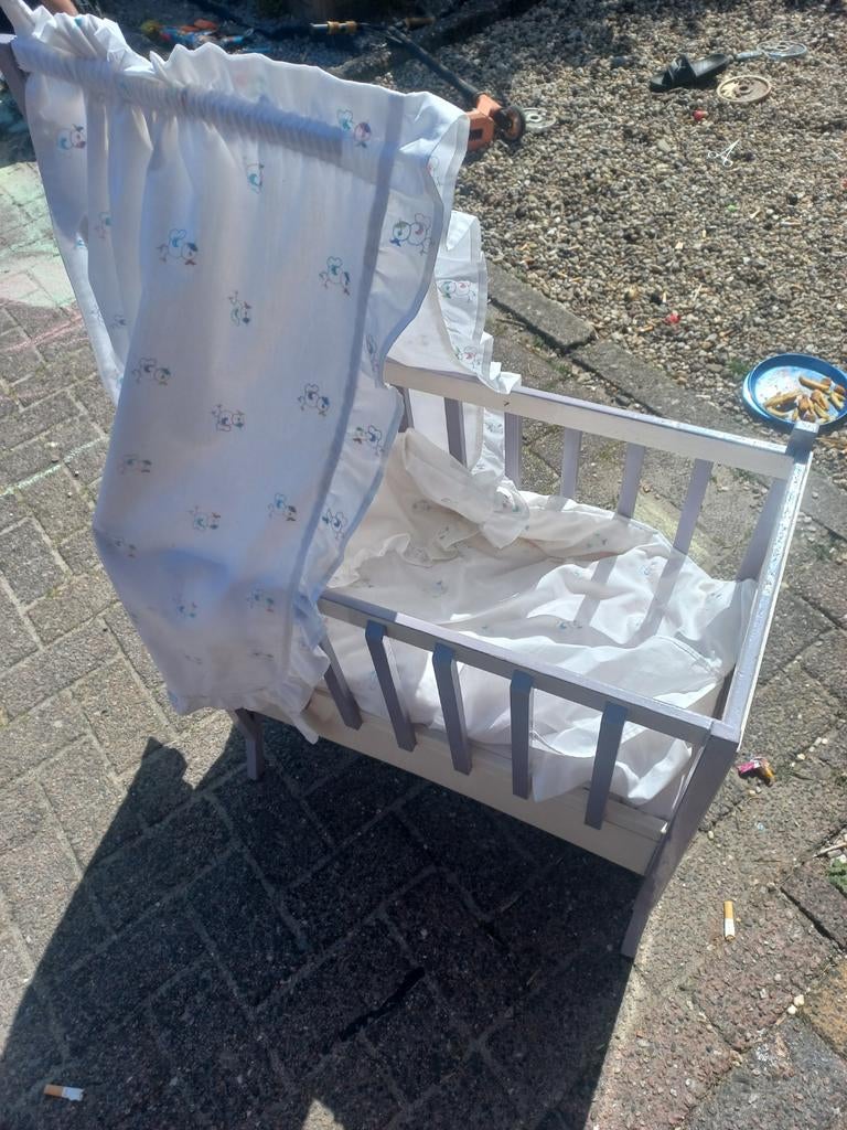 Schattige poppenwieg met hemeltje, Ophalen, Gebruikt, Wieg