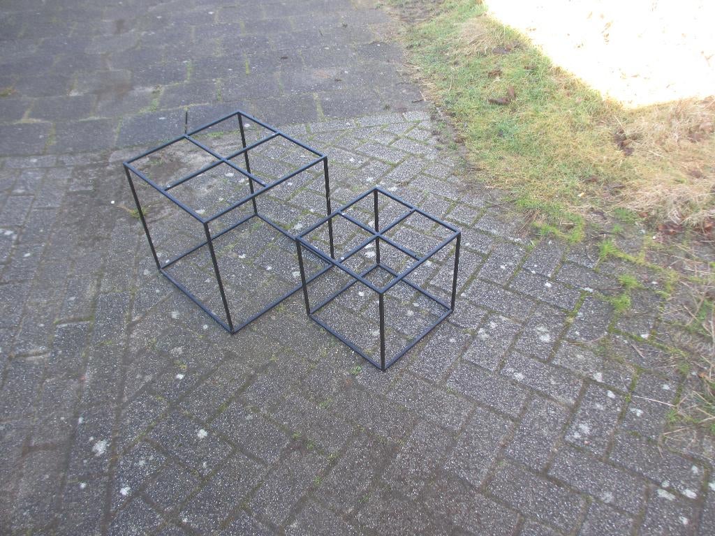 Twee HAY Tray Tables (zwart, 30x30 en 40 x 40 cm), Minder dan 45 cm, Minder dan 55 cm, Gebruikt, Metaal of Aluminium