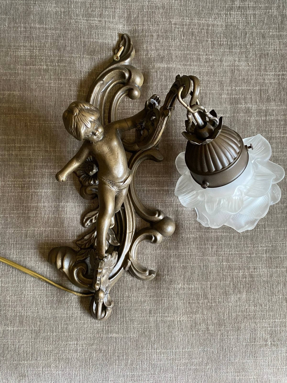 Antieke bronzen wandlamp met cherubijn en glazen kap, Ophalen