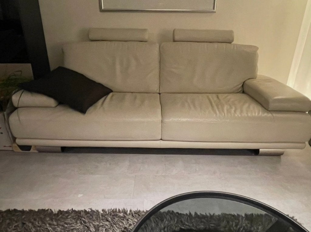 Te koop: 2,5 persoons design bank, witleer, metalen voeten, Ophalen, Gebruikt, Driepersoons, 75 tot 100 cm