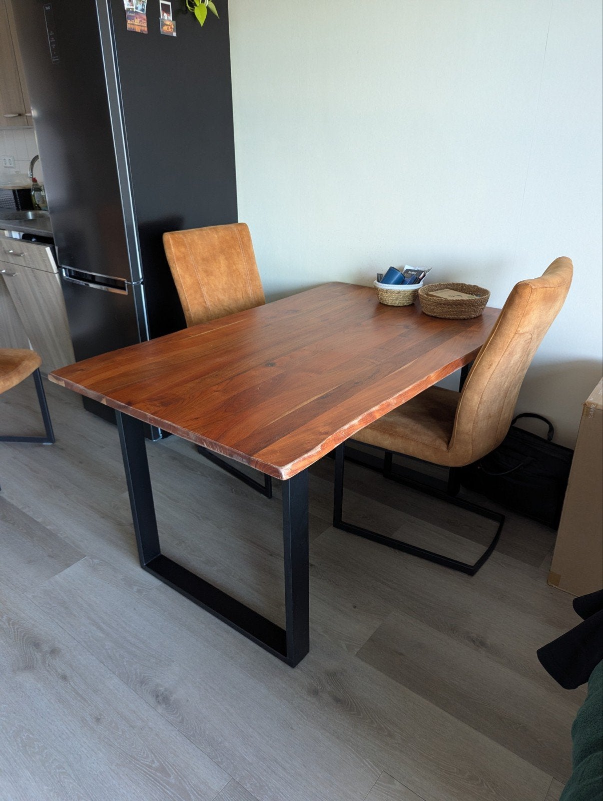 Massief acacia eettafel 140 x 90 cm, Gebruikt, 100 tot 150 cm, Modern, Industrieel, 50 tot 100 cm