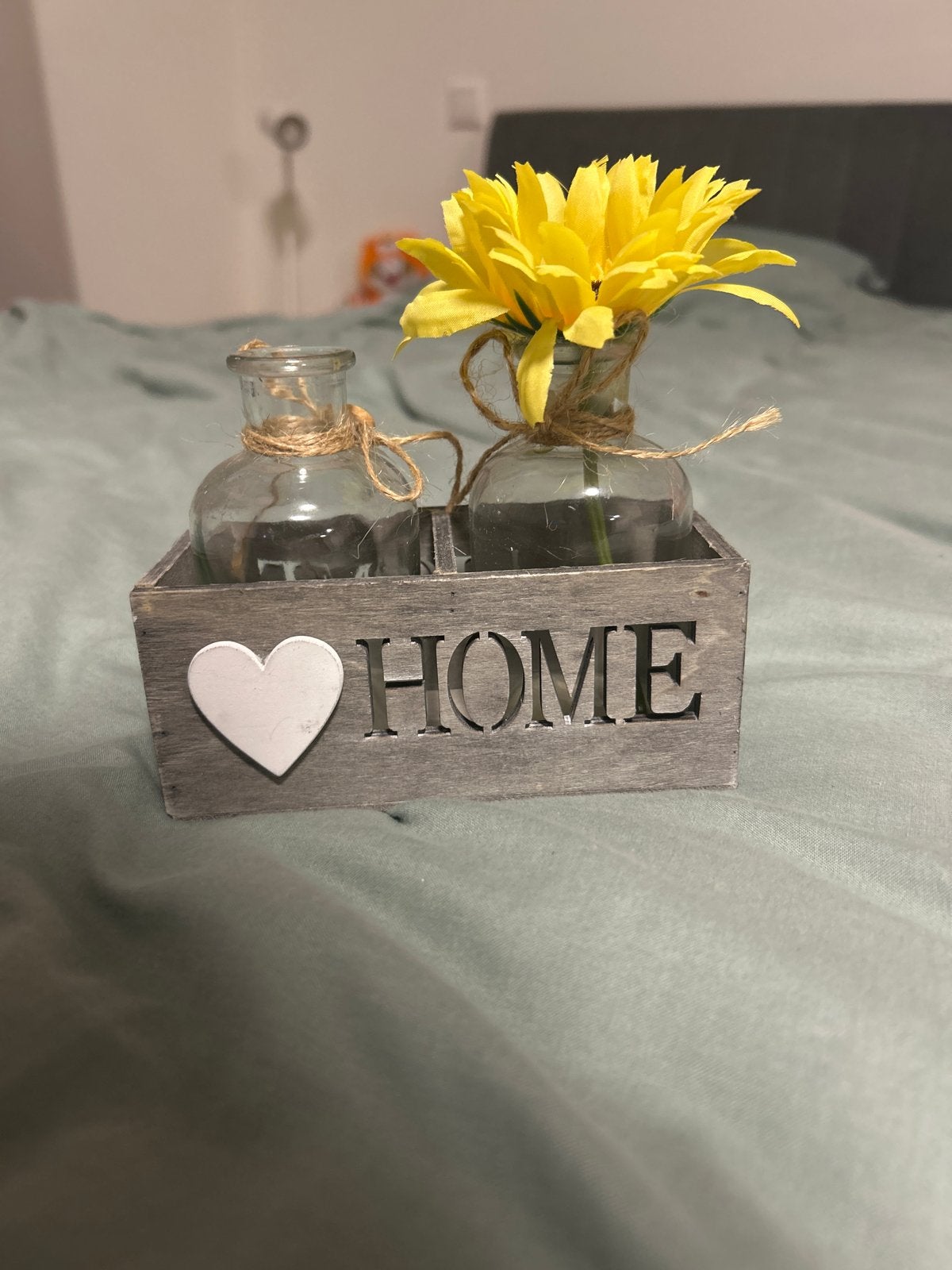 Decoratieve set: Houten bakje met glazen vaasjes en bloem, Hout, Gebruikt, Ophalen of Verzenden, Landelijk