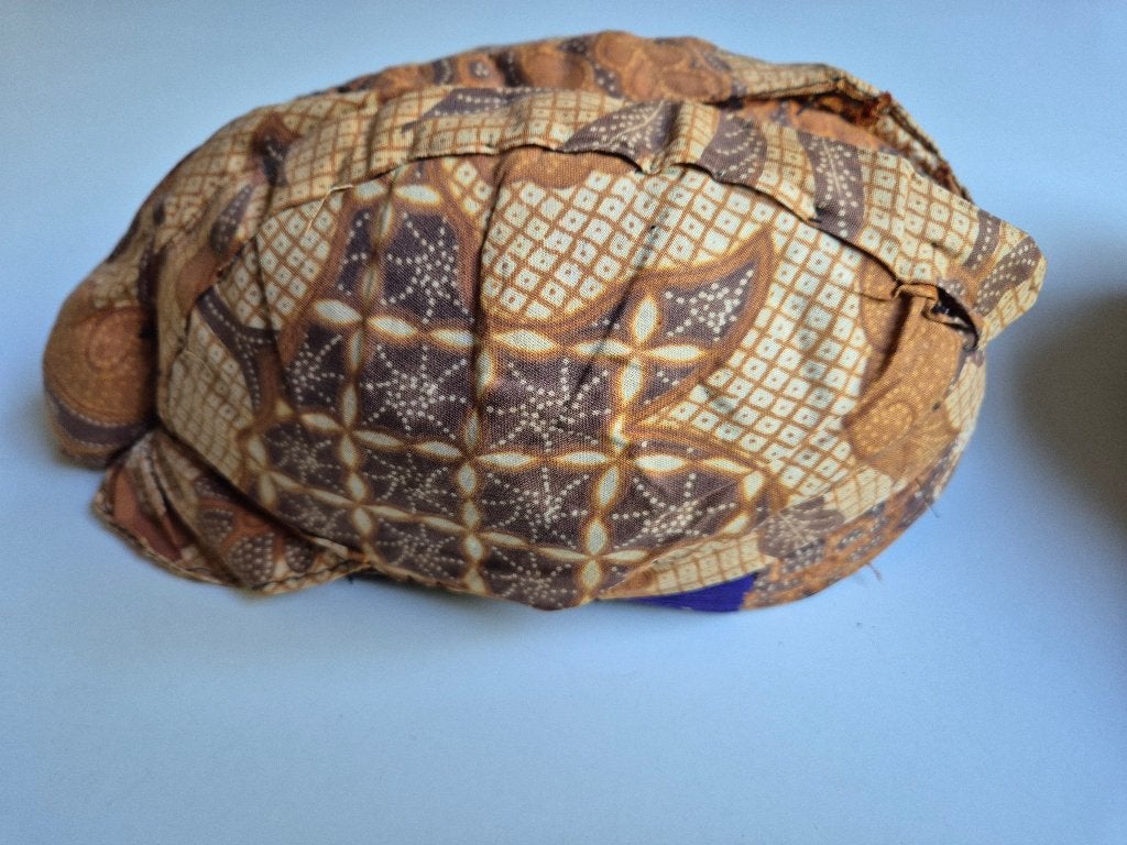 Indonesische blangkon hoed traditioneel handgemaakt mt 60, Antiek en Kunst, Textiel, Bruin, Handgemaakt, Ophalen of Verzenden