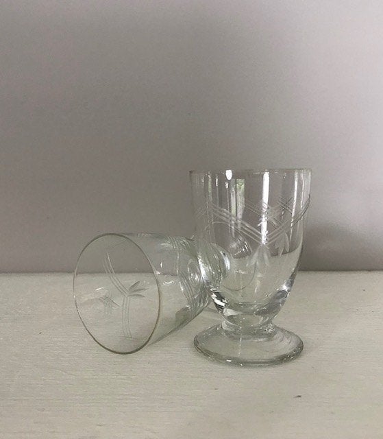 Vier antieke Franse kristallen gegraveerde likeurglaasjes, Verzamelen, Glas en Borrelglaasjes, Ophalen of Verzenden, Zo goed als nieuw