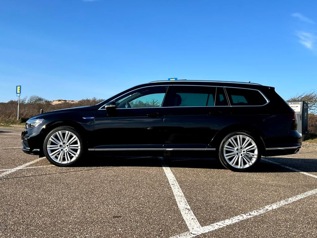 Volkswagen Passat GTE PANO DCC ACC Trekhaak 19inch, Zwart, Plug-in hybride, 1600 kg, Geïmporteerd