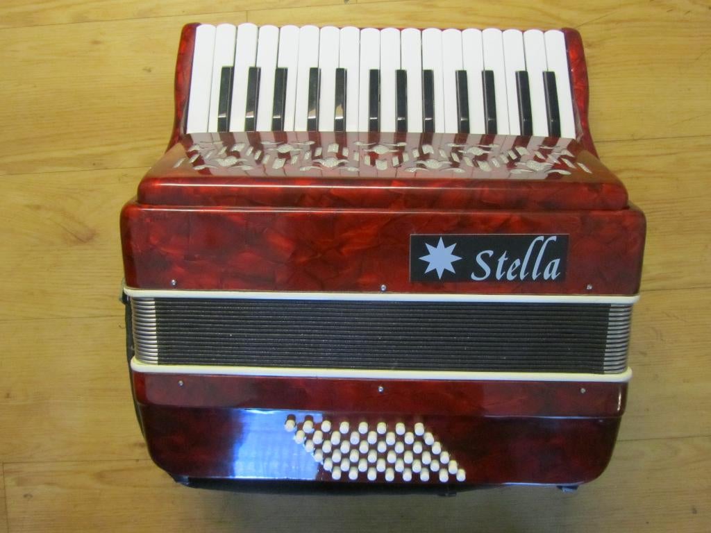 Accordeon Stella 48 Bas Electrisch, Muziek en Instrumenten, Accordeons, Overige merken, 48-bas, Met koffer, Zo goed als nieuw