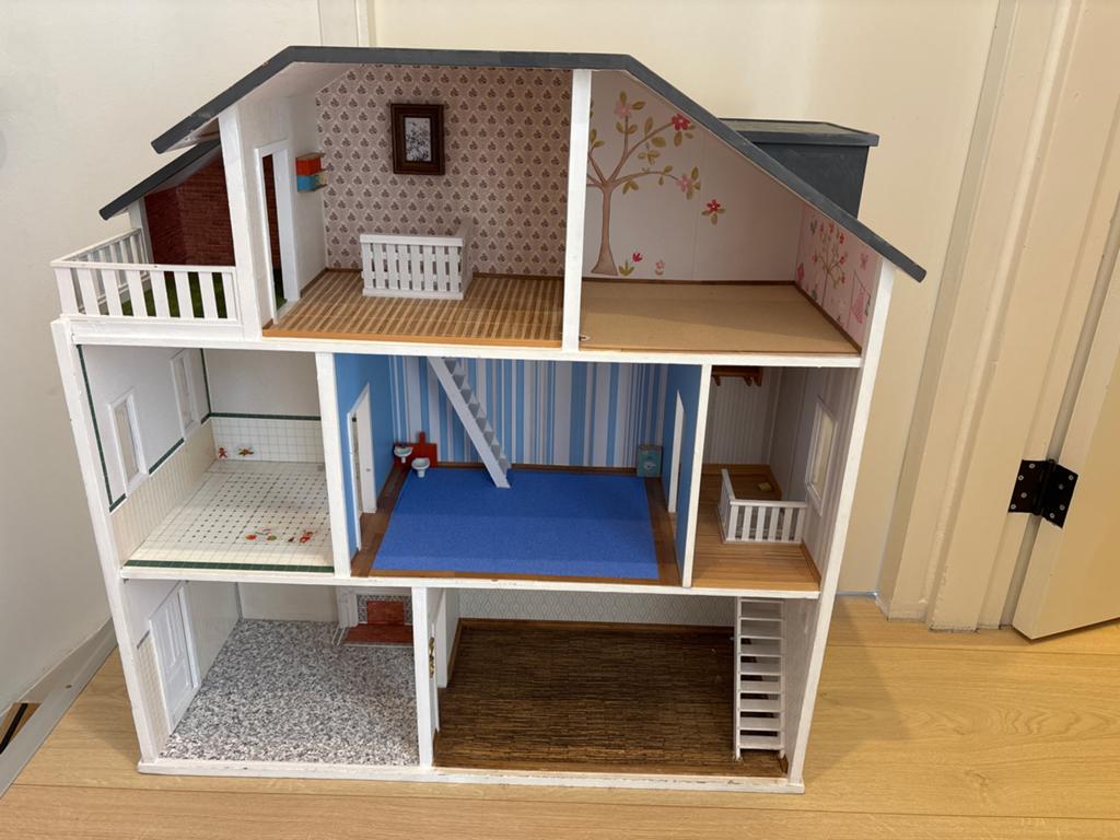 Groot en gedetailleerd poppenhuis met meerdere kamers, Ophalen, Gebruikt, Poppenhuis